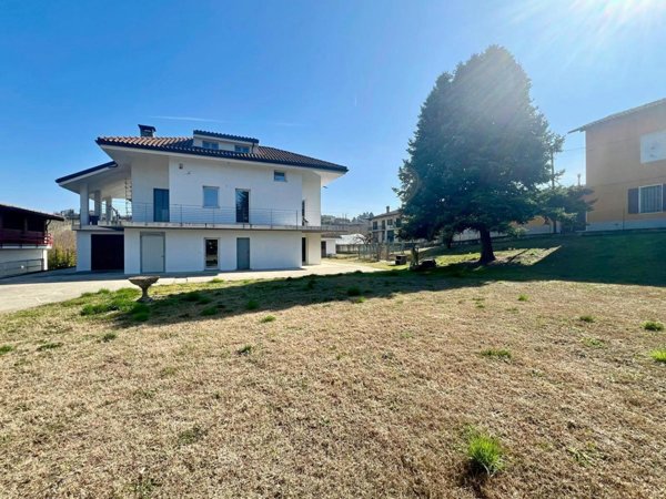 casa indipendente in vendita a La Morra in zona Rivalta