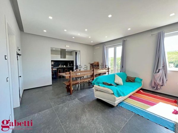 casa indipendente in vendita a La Morra in zona Rivalta