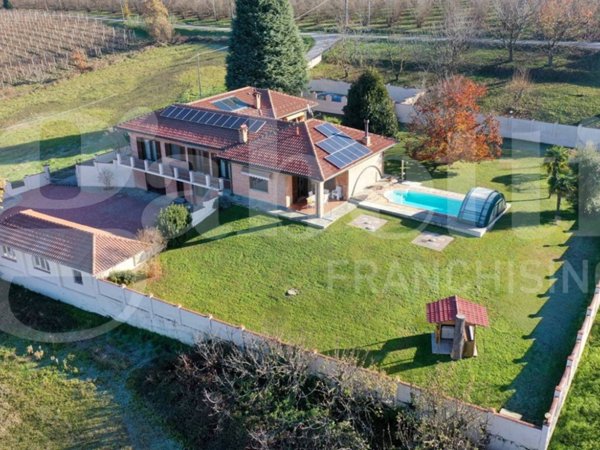 casa indipendente in vendita a La Morra in zona Rivalta