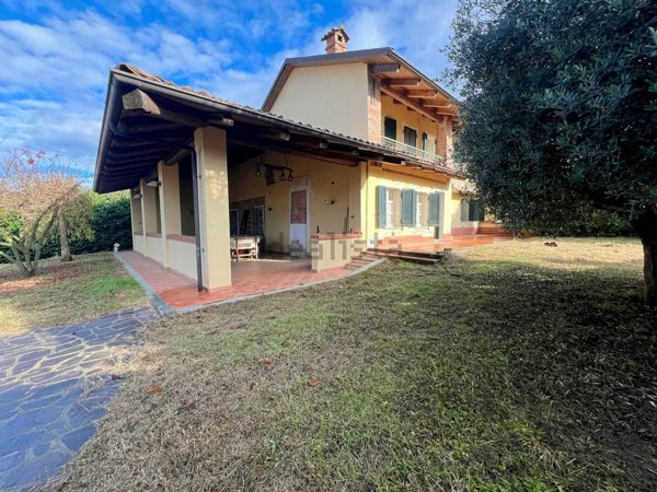 casa indipendente in vendita a La Morra in zona Rivalta