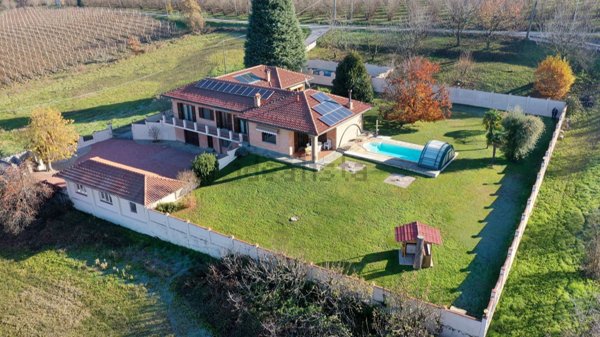 casa indipendente in vendita a La Morra