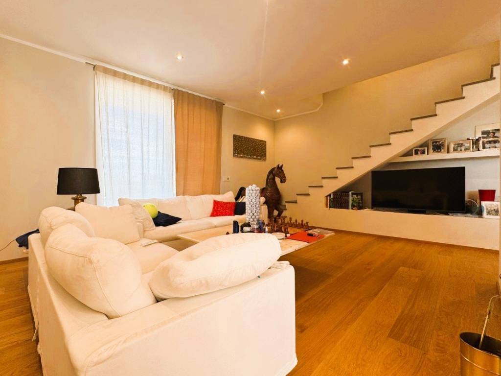 casa indipendente in vendita a La Morra in zona Berri