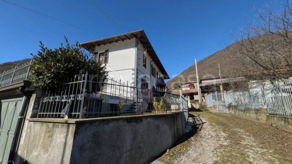 casa indipendente in vendita a Moiola