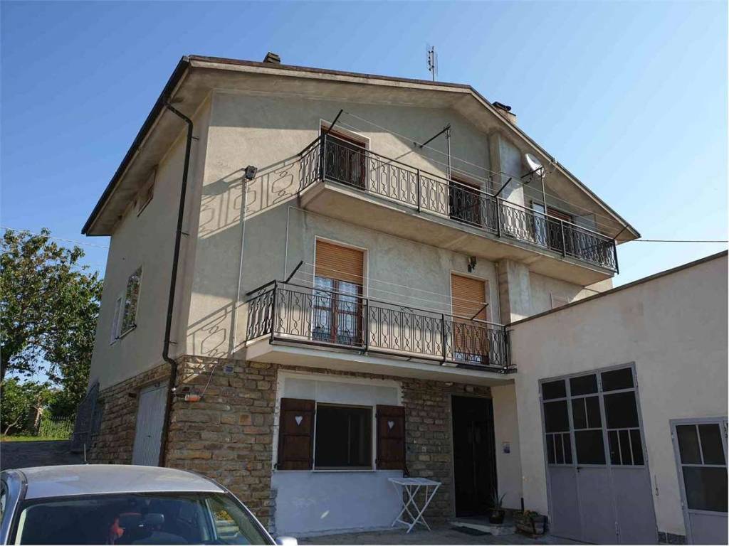 casa indipendente in vendita a Mombarcaro