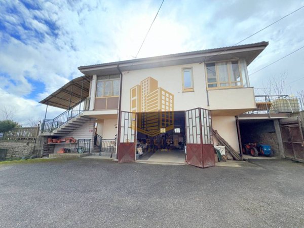 casa indipendente in vendita a Mombarcaro