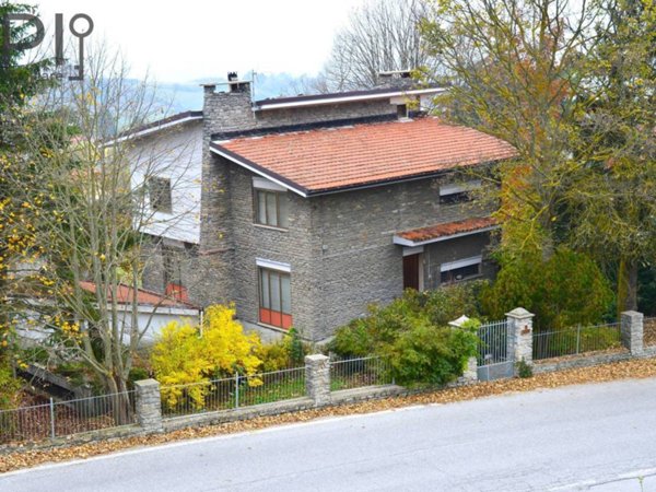 casa indipendente in vendita a Mombarcaro