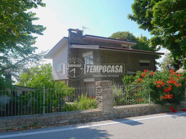 casa indipendente in vendita a Mombarcaro