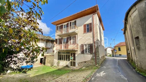 casa indipendente in vendita a Mombarcaro