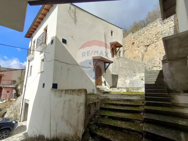 casa indipendente in vendita ad Acciano in zona Succiano