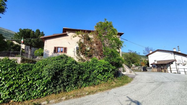 casa indipendente in vendita ad Acciano in zona San Lorenzo