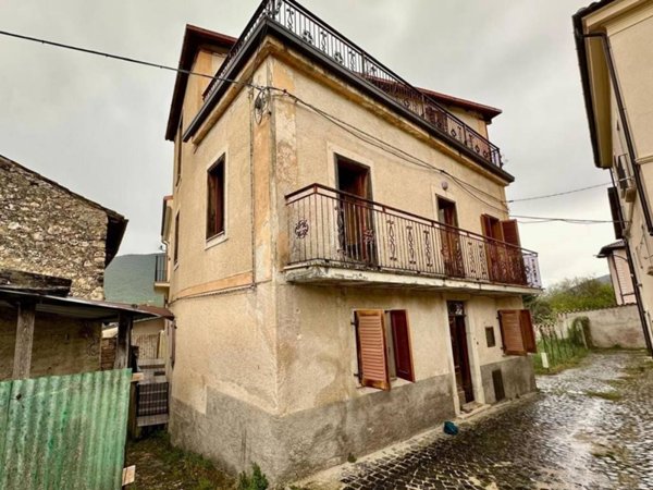 casa indipendente in vendita ad Acciano in zona Beffi