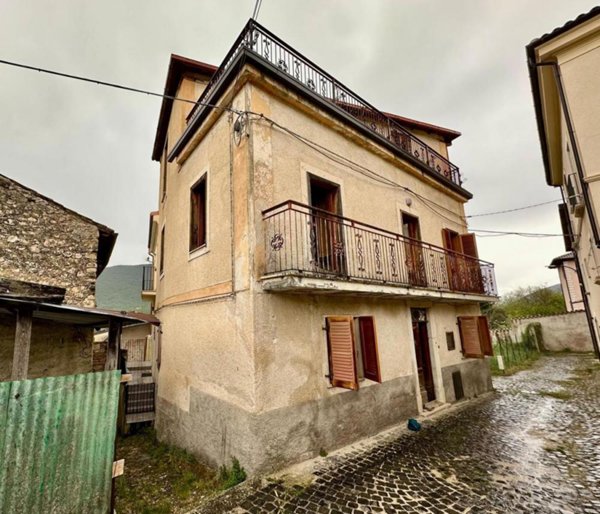 casa indipendente in vendita ad Acciano in zona Beffi