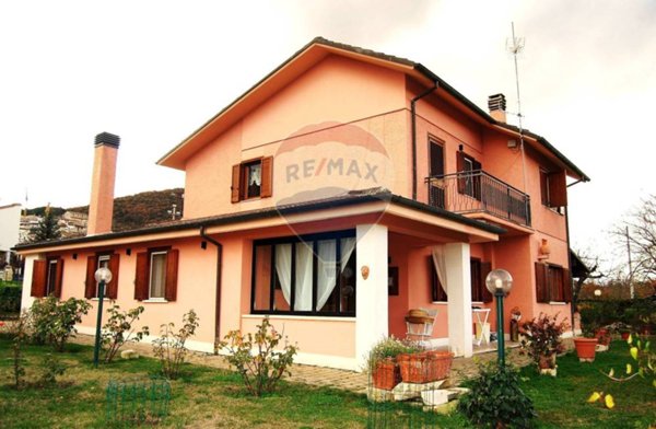 casa indipendente in vendita ad Acciano