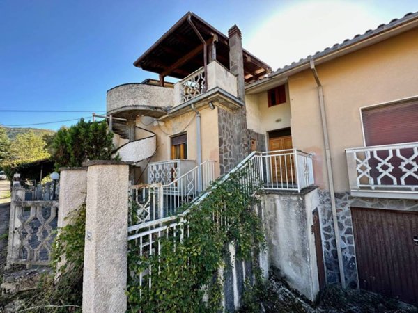 casa indipendente in vendita ad Acciano