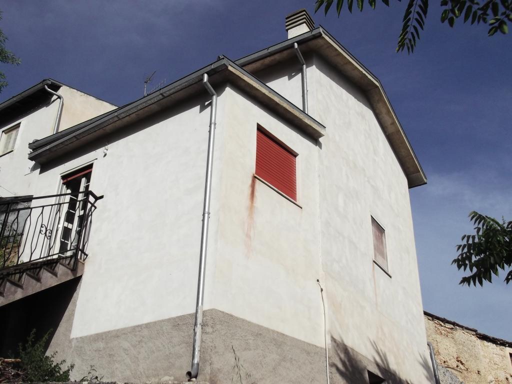 casa indipendente in vendita ad Acciano in zona Roccapreturo