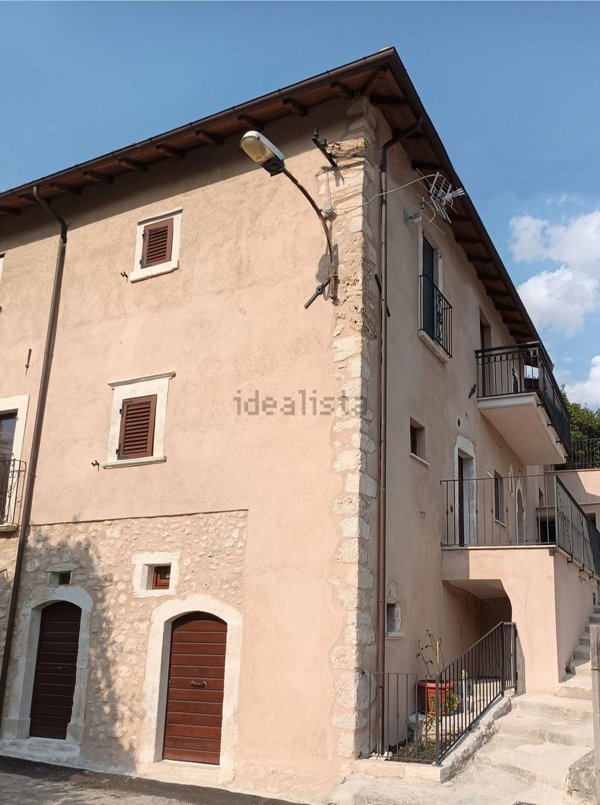 casa indipendente in vendita ad Acciano in zona San Lorenzo