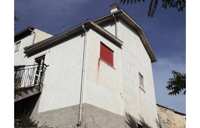 casa indipendente in vendita ad Acciano in zona Roccapreturo