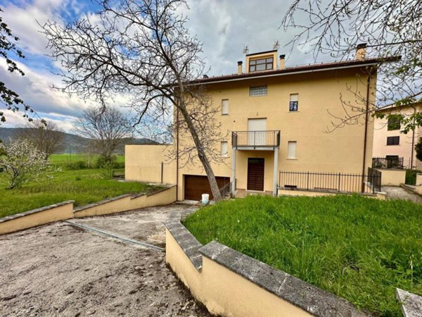 casa indipendente in vendita ad Acciano