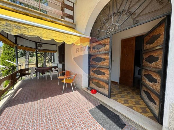 casa indipendente in vendita ad Acciano