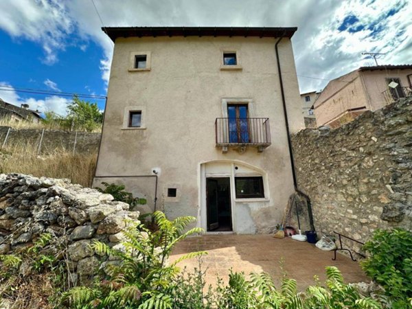 casa indipendente in vendita ad Acciano