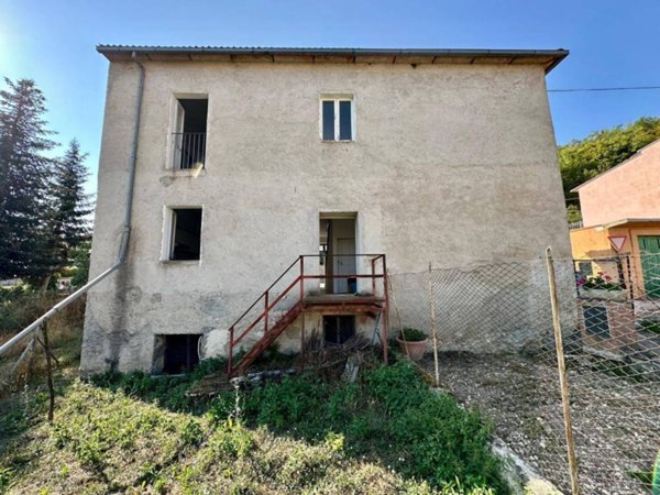 casa indipendente in vendita ad Acciano