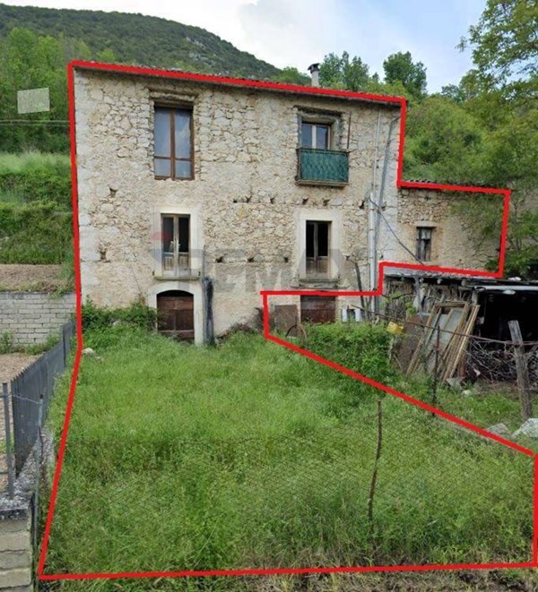 casa indipendente in vendita ad Acciano