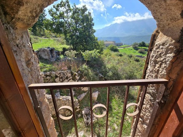 casa indipendente in vendita ad Acciano