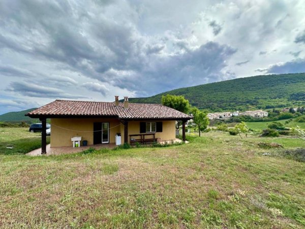 casa indipendente in vendita ad Acciano