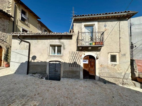casa indipendente in vendita ad Acciano