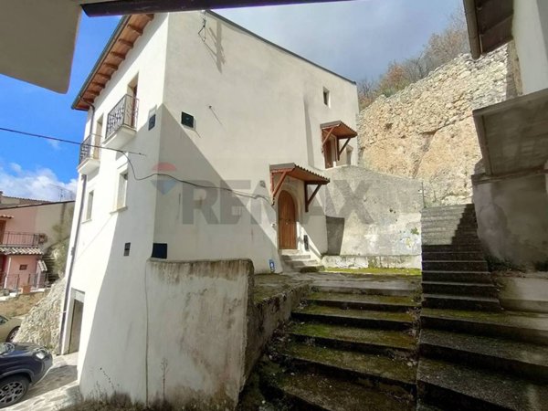 casa indipendente in vendita ad Acciano in zona Succiano