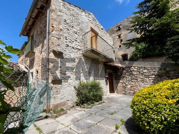casa indipendente in vendita ad Acciano
