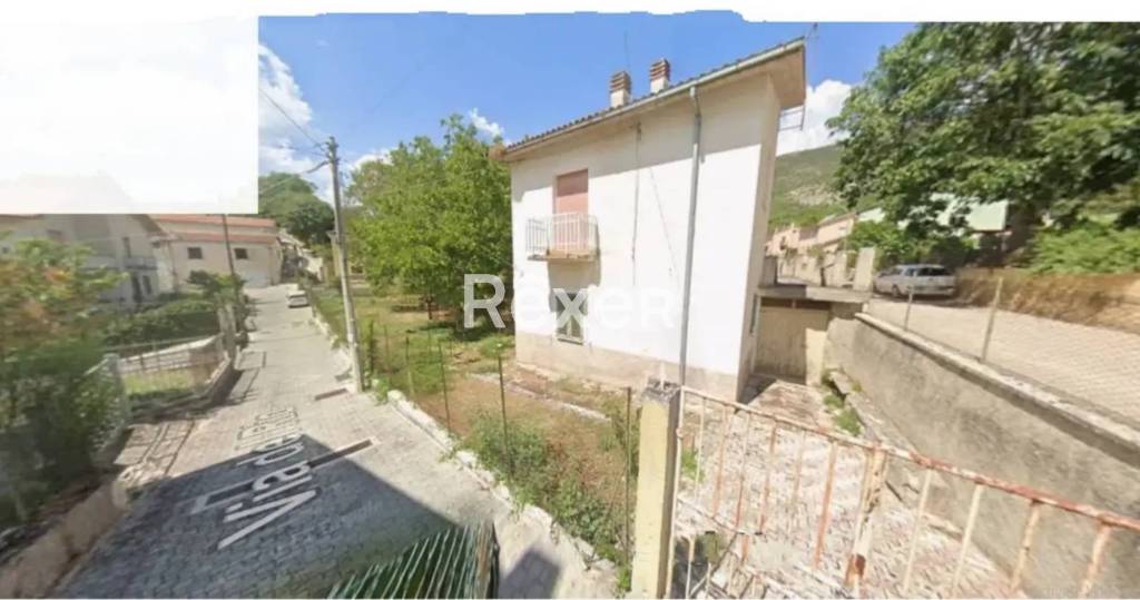 casa indipendente in vendita ad Acciano