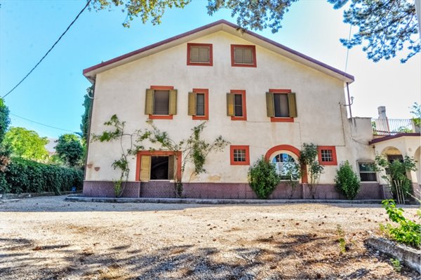 casa indipendente in vendita ad Aielli in zona Aielli Stazione