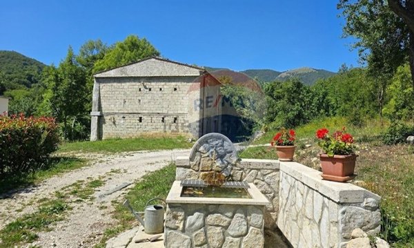 casa indipendente in vendita ad Ateleta in zona Sant'Elena