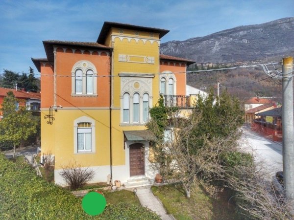 casa indipendente in vendita ad Avezzano in zona San Pelino