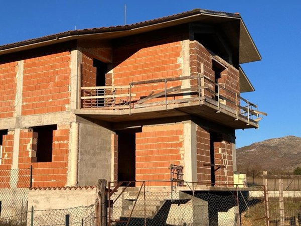 casa indipendente in vendita ad Avezzano