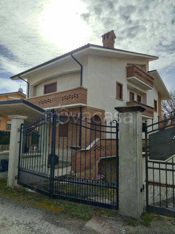 casa indipendente in vendita ad Avezzano in zona San Pelino