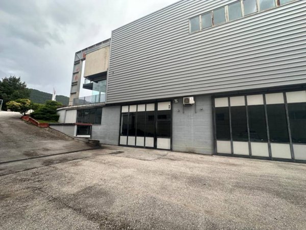 locale commerciale in vendita ad Avezzano