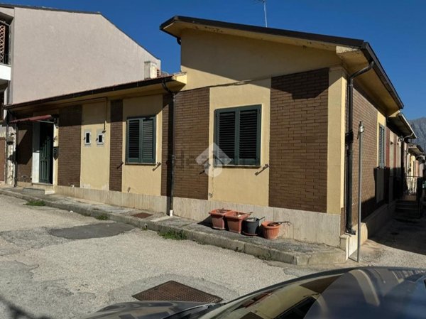 casa indipendente in vendita ad Avezzano in zona San Pelino