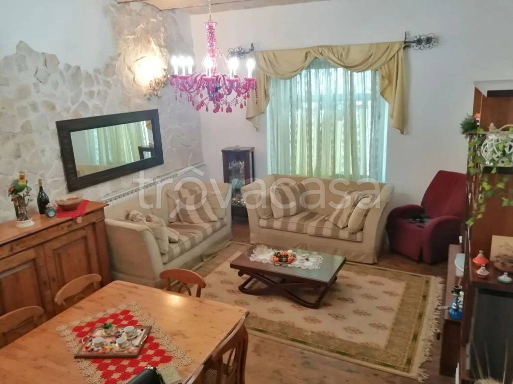 casa indipendente in vendita ad Avezzano in zona San Pelino