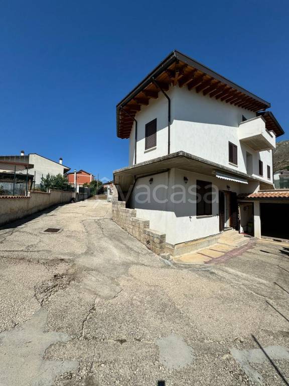 casa indipendente in vendita ad Avezzano in zona San Pelino