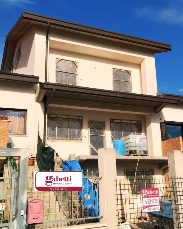 casa indipendente in vendita ad Avezzano in zona San Pelino