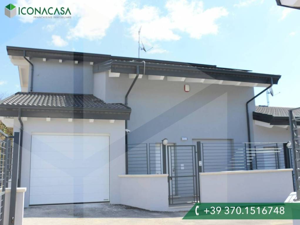 casa indipendente in vendita ad Avezzano in zona Caruscino