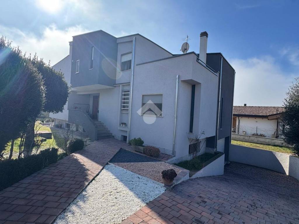 casa indipendente in vendita ad Avezzano