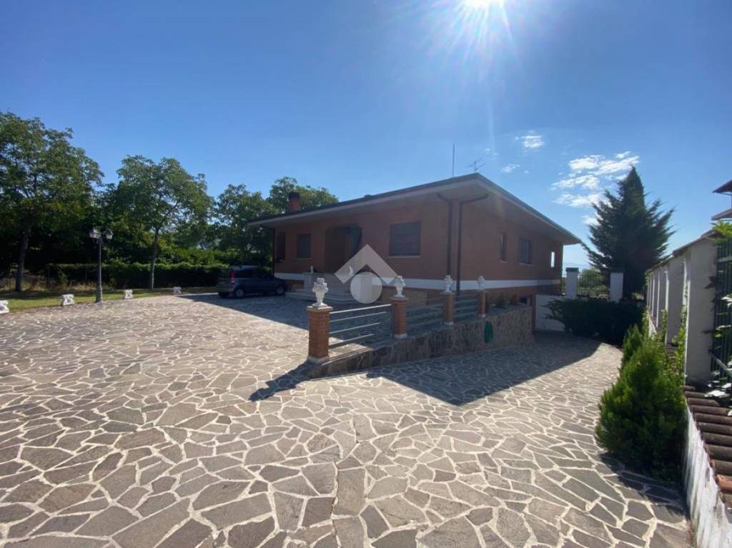 casa indipendente in vendita ad Avezzano in zona San Pelino
