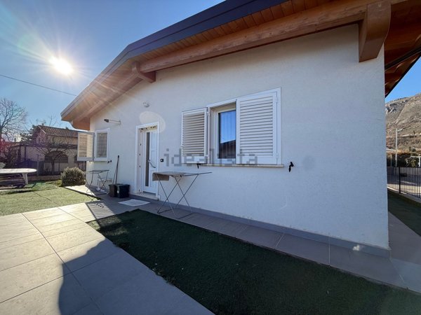 casa indipendente in vendita ad Avezzano in zona San Pelino