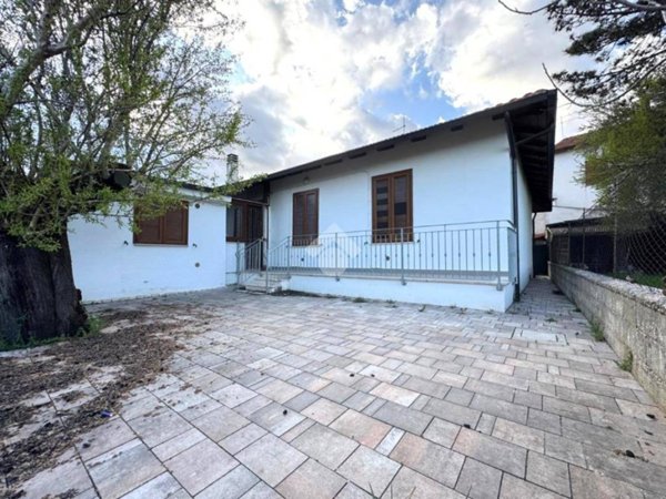 casa indipendente in vendita ad Avezzano in zona San Pelino