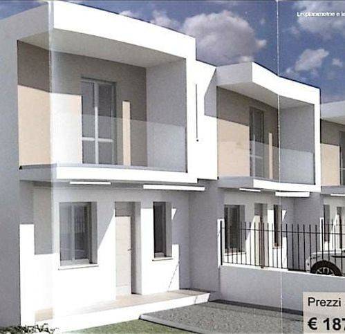 casa indipendente in vendita ad Avezzano in zona Caruscino