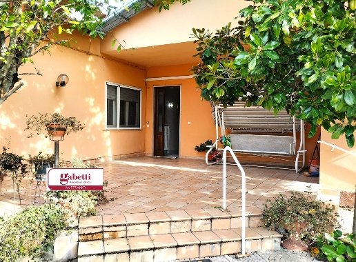 casa indipendente in vendita ad Avezzano in zona San Pelino