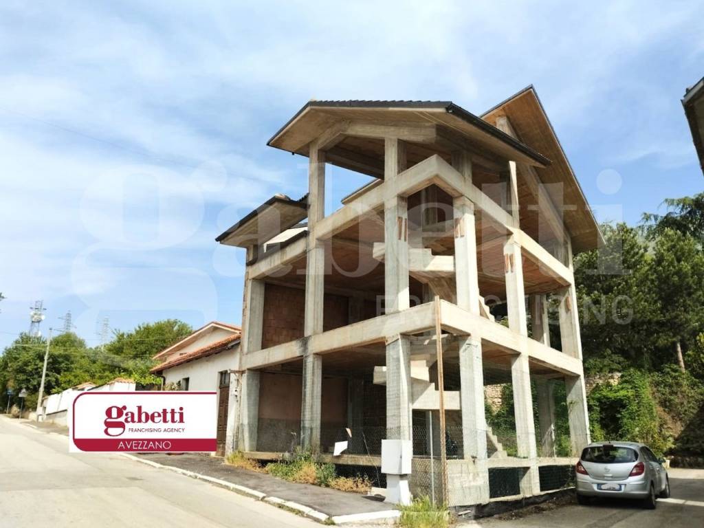 intera palazzina in vendita ad Avezzano in zona San Pelino